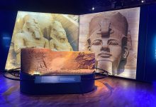 صورة أمين “الأعلى للآثار” يتفقد استعدادات معرض رمسيس وذهب الفراعنة بلندن