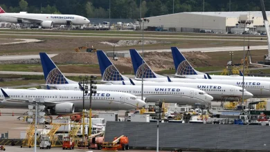 صورة طائرة من طراز بوينغ تعود اضطرارياً لواشنطن بسبب عطل بالمحرك