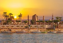 صورة الأقصر المصرية تغص بآلاف السياح مع بدء الاحتفال برأس السنة