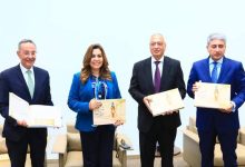 صورة “فتحي” و”عوض” يتسلمان تقرير البصمة الكربونية لحفل افتتاح المتحف الكبير