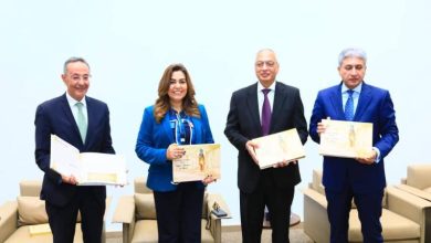 صورة “فتحي” و”عوض” يتسلمان تقرير البصمة الكربونية لحفل افتتاح المتحف الكبير