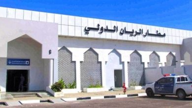 صورة وصول أول رحلة لمطار الريان في اليمن بعد عودته للعمل