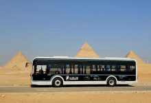 صورة لنقل زوار أهرامات الجيزة.. أتوبيس “النصر للسيارات” الكهربائي الجديد يدخل الخدمة التجريبية