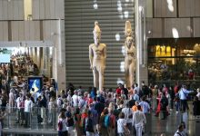 صورة فتحي يستعرض أعداد زوار المتحف الكبير وإيراداته منذ إفتتاحه حتى نهاية مارس