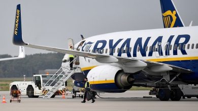 صورة “رايان إير” تعتزم إغلاق مركز عملياتها في برلين وخفض رحلاتها إلى النصف