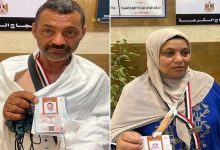 صورة رئيس بعثة الحج المصرية يشدد على ارتداء بطاقة «نسك» الذكية