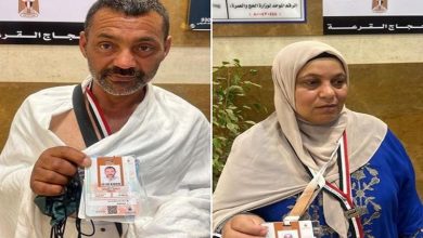 صورة رئيس بعثة الحج المصرية يشدد على ارتداء بطاقة «نسك» الذكية
