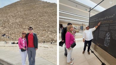 صورة جلوريا جيفارا الرئيس التنفيذي للمجلس العالمي للسياحة والسفر تزور الأهرامات بصحبة نجلها