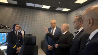 صورة وزير الطيران يتابع التشغيل التجريبي لرادارات برج المراقبة بمطار القاهرة