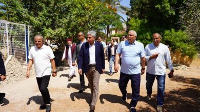 صورة وزير السياحة ومحافظ مطروح يتفقدان منافذ منتجات الزيتون والتراث البدوي