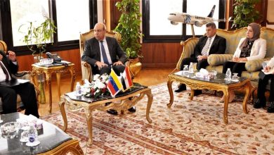 صورة وزير الطيران المدني يبحث مع سفير فنزويلا بالقاهرة آفاق التعاون في مجال الطيران المدني