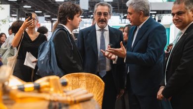 صورة وزير السياحة الفرنسي يشيد بالجناح المصري والمستنسخات الأثرية بمعرض IFTM Top Resa 2026 في باريس