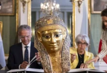 صورة رحلة استرداد قناع جنائزي مذهب .. من الفيوم إلى جنيف بسويسرا