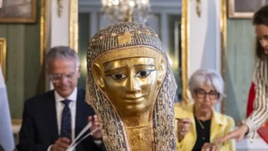 صورة رحلة استرداد قناع جنائزي مذهب .. من الفيوم إلى جنيف بسويسرا
